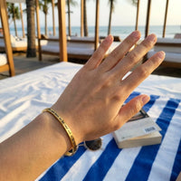Thumbnail for Bracciale con frase — foto indossata, misura reale, oro | SKU: 9864184-gold