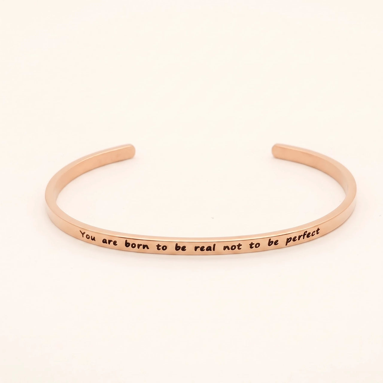 Bracciale con frase — foto prodotto su sfondo bianco, oro rosa | SKU: 9864184-rose