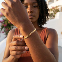 Thumbnail for Bracciale con frase — foto indossata nei gesti di tutti i giorni, oro | SKU: 8174603-gold-color